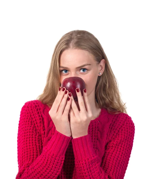 Mooie blonde meisje met rode appel in haar hand, witte achtergrond — Stockfoto
