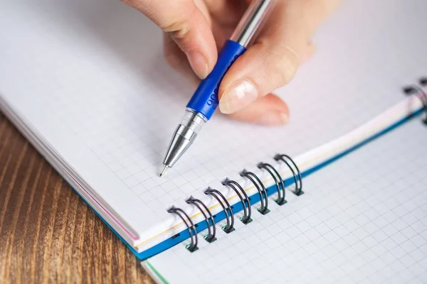 Una foto ravvicinata di una persona che scrive una lettera con una penna — Foto Stock