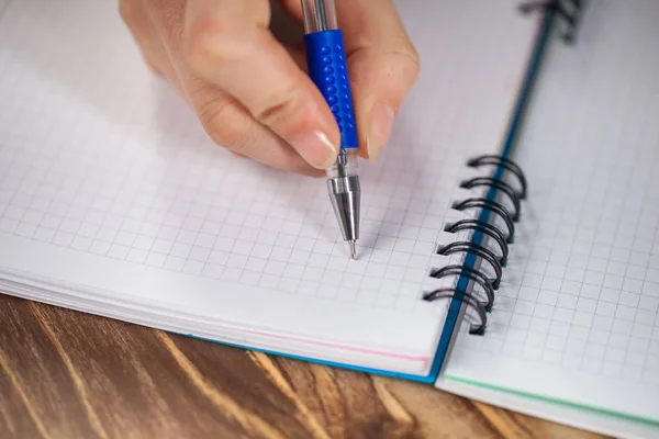 Una foto cercana de una persona escribiendo una carta con una pluma —  Fotos de Stock