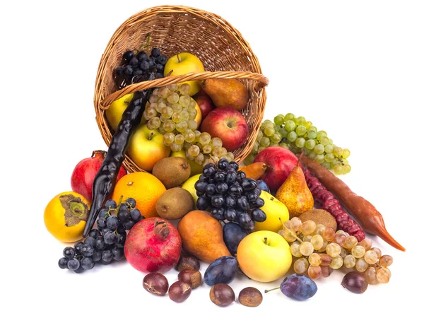 Mele e altri frutti in un cesto di vimini su sfondo bianco — Foto Stock