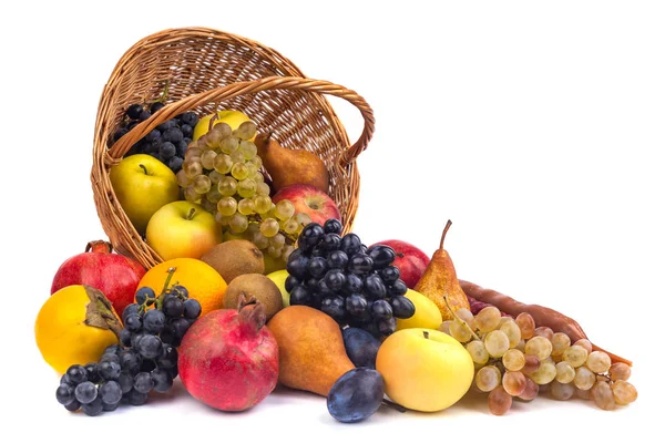 Mele e altri frutti in un cesto di vimini su sfondo bianco — Foto Stock