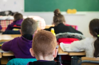 çocuk aktif olarak sınıfta katılmak, okumak ve dinlemek için t