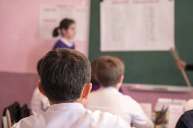 çocuk aktif olarak sınıfta katılmak, okumak ve dinlemek için t