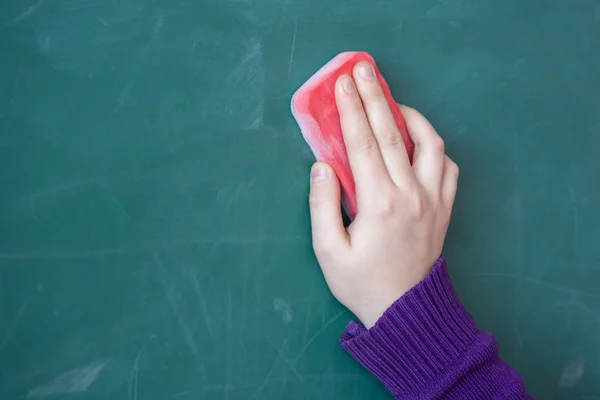 Girls hand in elementary school cleaning board with sponge — Stock Photo, Image