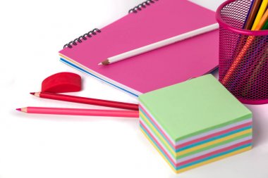 sepet, silgi ve beyaz arka üstünde defter renkli kalemler