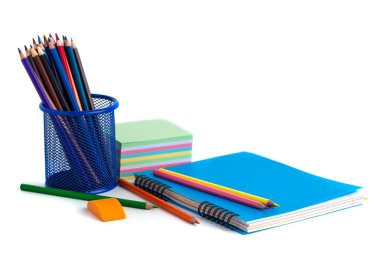 sepet, silgi ve beyaz arka üstünde defter renkli kalemler