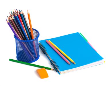 sepet, silgi ve beyaz arka üstünde defter renkli kalemler