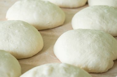 Ahşap masa, pizza, Gürcü ekmek taze hamur