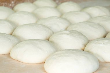 Ahşap masa, pizza, Gürcü ekmek taze hamur