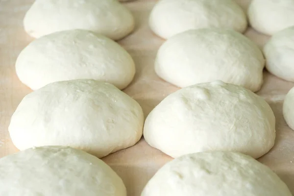 Свежее тесто на деревянной доске, пицца, грузинский хлеб — стоковое фото