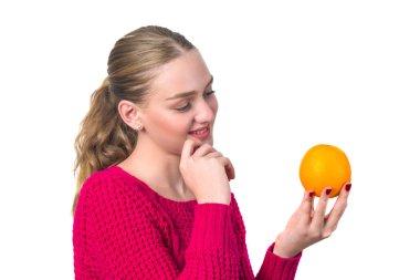 Turuncu olan kadın güzel portresi. Sağlıklı gıda konsantrasyon