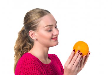 Turuncu olan kadın güzel portresi. Sağlıklı gıda konsantrasyon