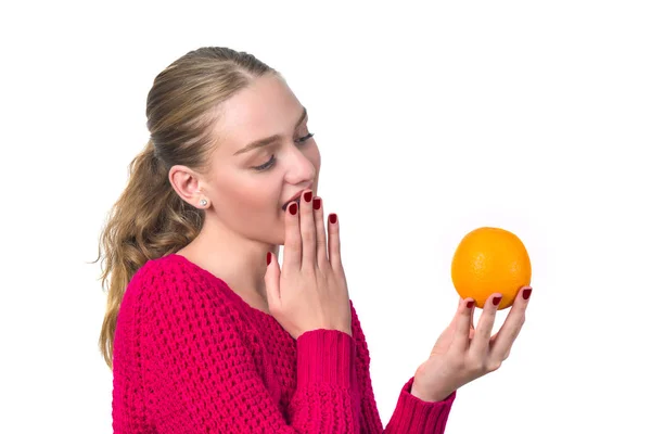 Belo retrato de mulher jovem com laranja. Alimentos saudáveis conc. — Fotografia de Stock