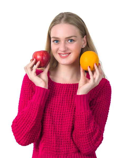 Belo retrato de mulher jovem com laranja e maçã. Saudável — Fotografia de Stock