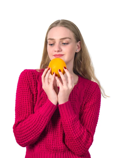 Hermoso retrato de mujer joven con naranja. Conc de alimentos saludables — Foto de Stock