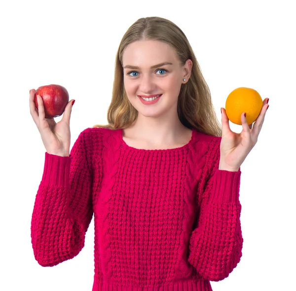 Belo retrato de mulher jovem com laranja e maçã. Saudável — Fotografia de Stock