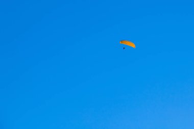 dağlar ve vadiler landsca üzerinde mavi gökyüzünde uçan bir Yamaçparaşütü