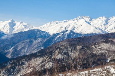 Kar kış dağların panoramik görünüm. Kafkas Dağları. Sva