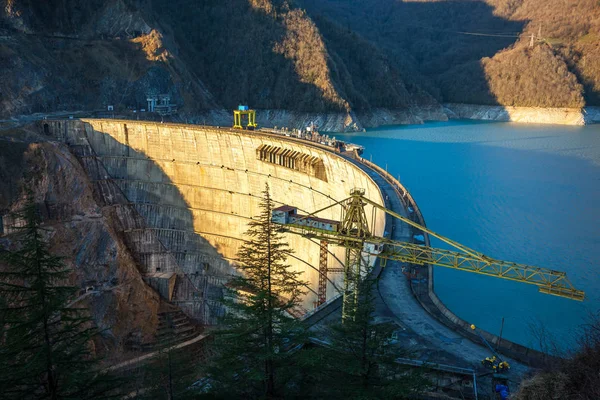 La central hidroeléctrica Enguri HES. El embalse de Jvari — Foto de Stock