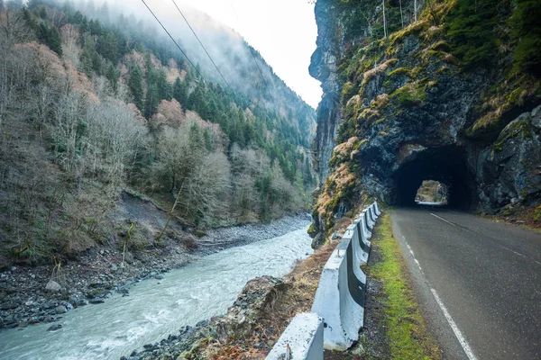 Tunnel im Fels auf dem Weg nach svaneti, Georgien — Stockfoto