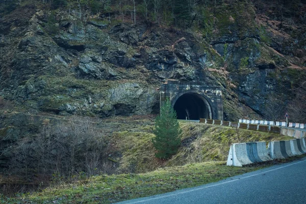 Тоннель в скале по дороге в Сванети, Грузия — стоковое фото