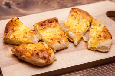 Noel günü, coğrafi bir yarım ay biçiminde khachapuri (ghvezeli)