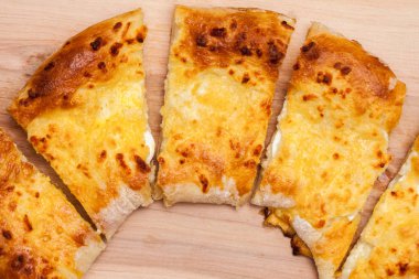 Noel günü, coğrafi bir yarım ay biçiminde khachapuri (ghvezeli)