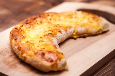 Noel günü, coğrafi bir yarım ay biçiminde khachapuri (ghvezeli)