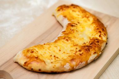 Noel günü, coğrafi bir yarım ay biçiminde khachapuri (ghvezeli)