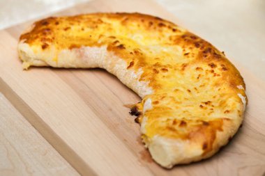 Noel günü, coğrafi bir yarım ay biçiminde khachapuri (ghvezeli)