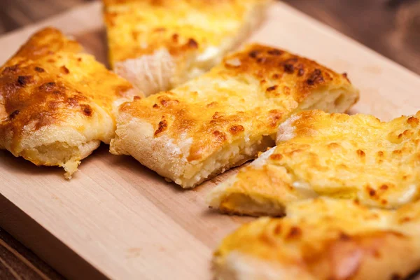 Khachapuri (ghvezeli) em forma de meia lua para o dia de Natal, Geo — Fotografia de Stock