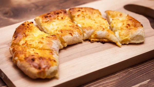 Noel günü, coğrafi bir yarım ay biçiminde khachapuri (ghvezeli)