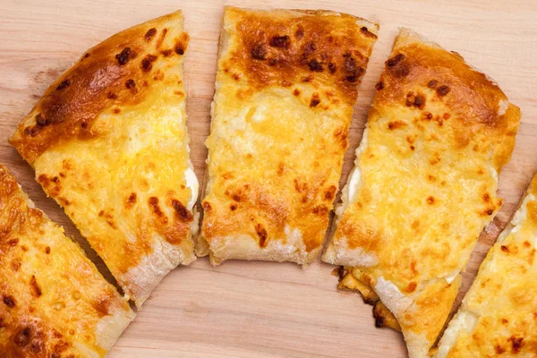 Noel günü, coğrafi bir yarım ay biçiminde khachapuri (ghvezeli)