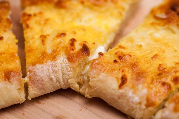 Khachapuri (ghvezeli) in de vorm van een halve maan voor kerstdag, Geo — Stockfoto