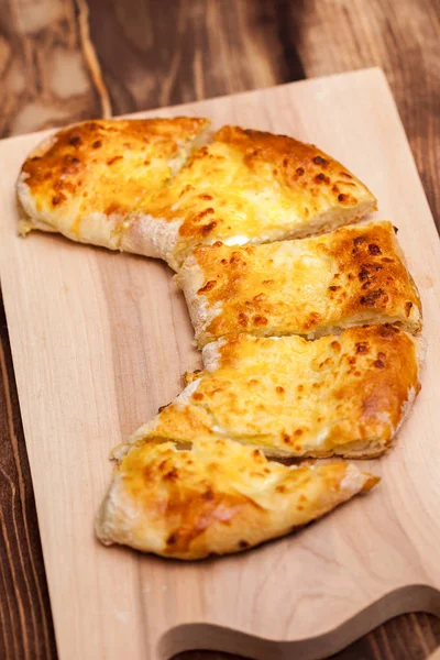 Khachapuri (ghvezeli) in a half moon form for christmas day, Geo — Stock Photo, Image