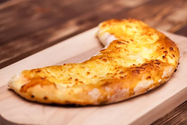 Khachapuri (ghvezeli) em forma de meia lua para o dia de Natal, Geo — Fotografia de Stock