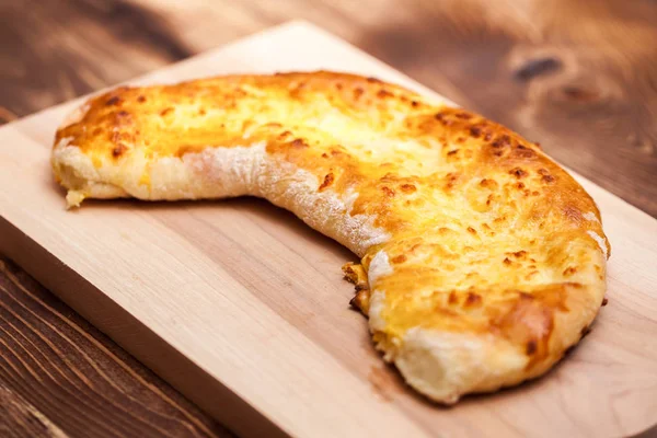 Noel günü, coğrafi bir yarım ay biçiminde khachapuri (ghvezeli)