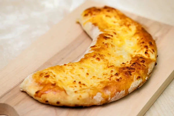 Noel günü, coğrafi bir yarım ay biçiminde khachapuri (ghvezeli)