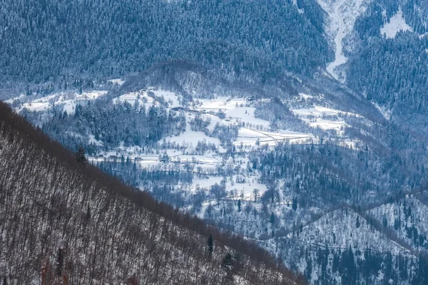 冬、スヴァネティ、G でコーカサス山脈の山の村 — ストック写真