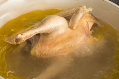 Kaynar su bir tencerede haşlama tavuk