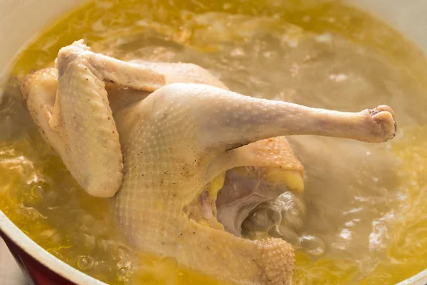 Ayam rebus dalam panci berisi air mendidih — Stok Foto