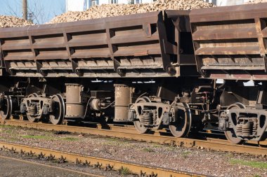 Demiryolu yük vagonları cobblestones taşımak