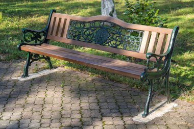 Ahşap park banklar güzel güneşli bir günde bir parkta