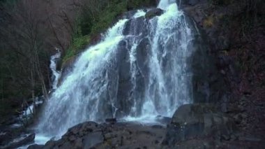 Svaneti fırtınalı dağ nehir. Gürcistan. Caucasus