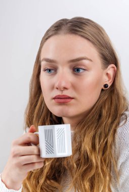 Bir çekici, mavi gözlü genç kızla yakın çekim