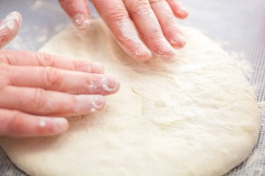 Baker eller khachapuri mutfak masasında hazırlanıyor. Cook'u görüntülemek 