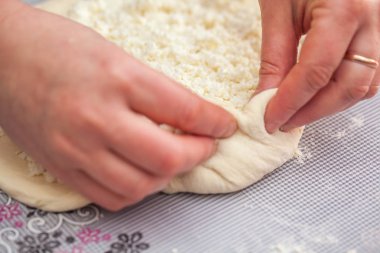 Baker eller khachapuri mutfak masasında hazırlanıyor. Cook'u görüntülemek 