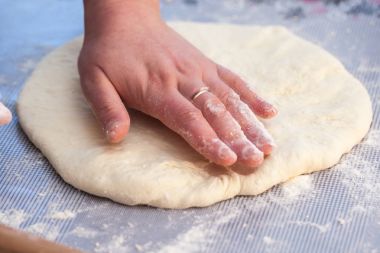 Baker eller khachapuri mutfak masasında hazırlanıyor. Cook'u görüntülemek 