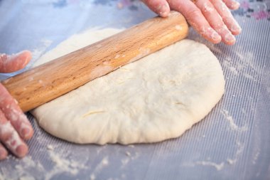Baker eller khachapuri mutfak masasında hazırlanıyor. Cook'u görüntülemek 