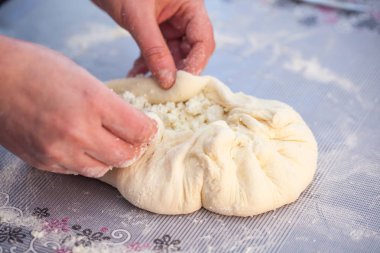 Baker eller khachapuri mutfak masasında hazırlanıyor. Cook'u görüntülemek 
